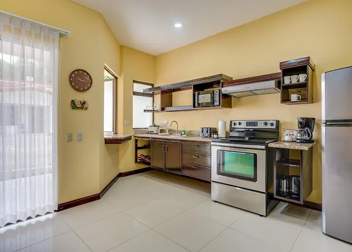 Hébergement de vacances Family Retreat W/ Pool Access: Walk To Beach! *